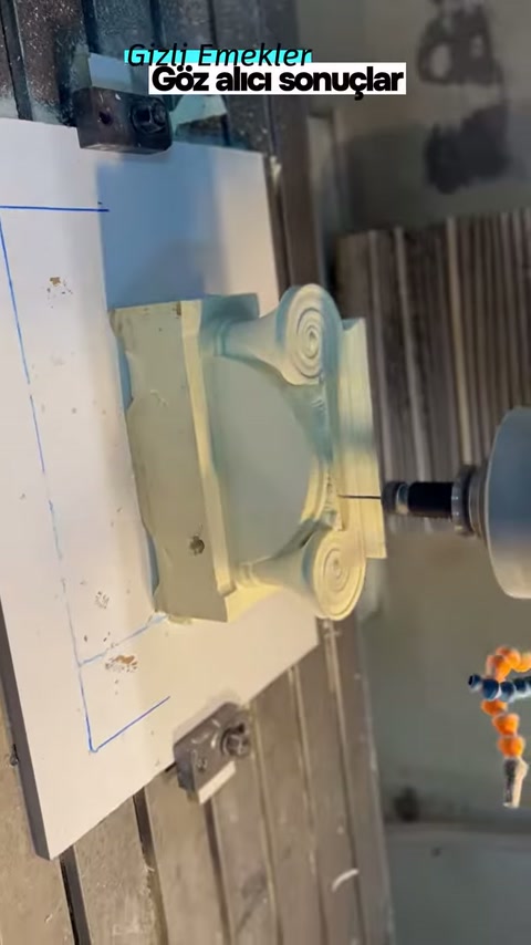 Sütun başlığı tezgâhta sabitken sağ taraftaki takım çalışıyor