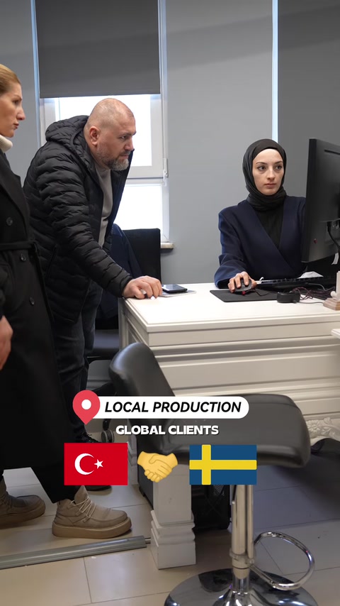 Dekoratif profil numuneleri masa başında müşterilerle değerlendiriliyor