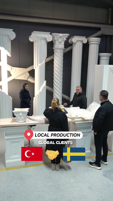 Klasik ve burgu desenli sütunların sergilendiği geniş showroom bölümü