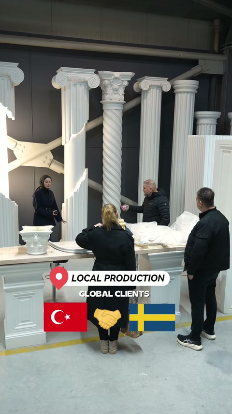 Farklı başlık ve gövde tasarımlarına sahip sütunlar showroomda sergileniyor