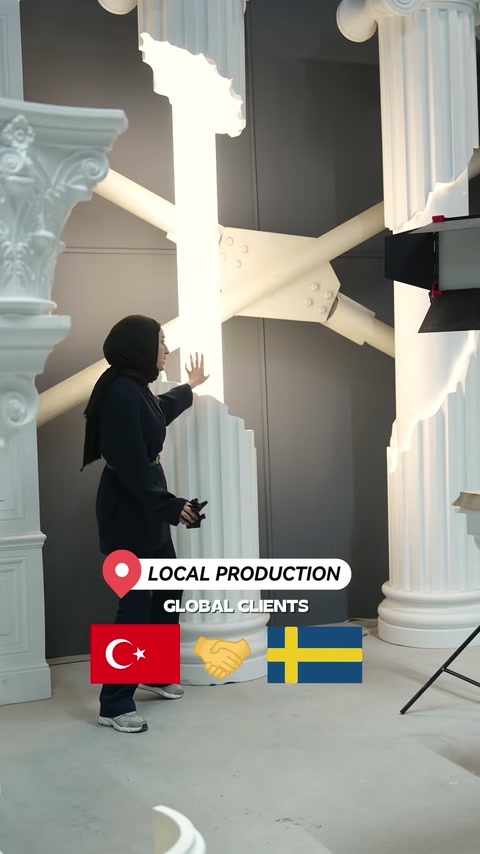 Yüksek sütun ve pilaster düzenlemesi showroom duvarında ziyaretçiye açıklanıyor