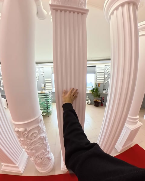 Kabartmalı sütun başlığı yakından incelenerek tanıtılıyor