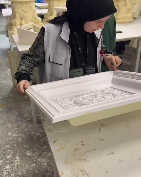 Üretim tezgâhında kabartmalı kare kubbe paneli kontrol ediliyor