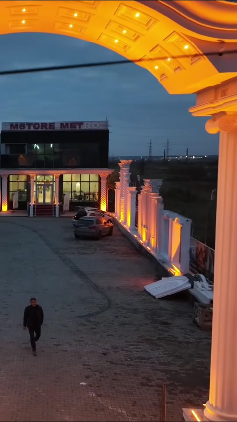 Bina yaklaşımında dekoratif duvar elemanları ve ışıklı giriş kapısı