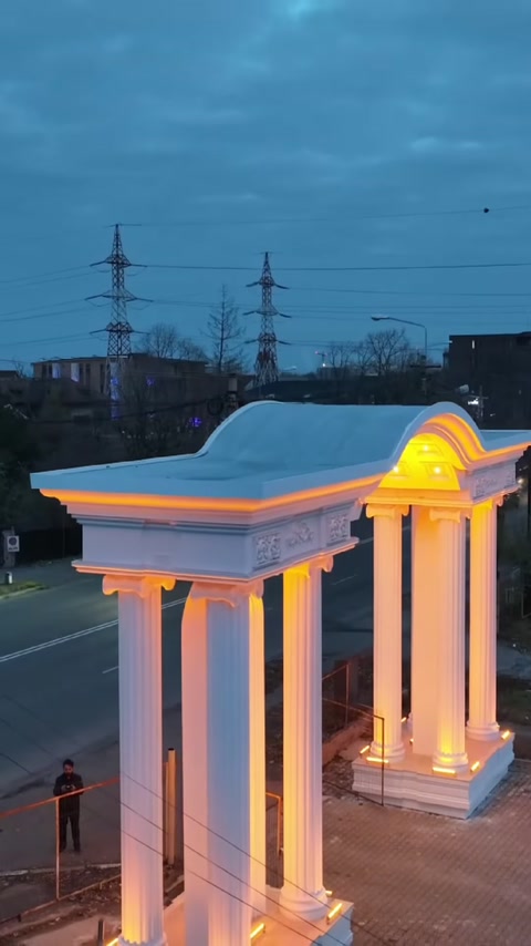 Kavisli üst bölüm ile sütun başlıklarının çapraz görünümü