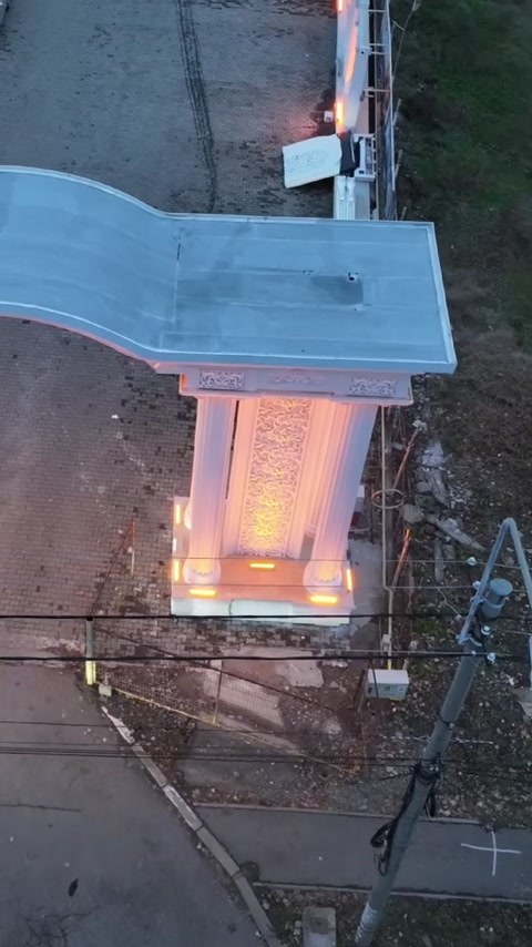 Giriş kemerinin üst kaplaması ve aydınlatılmış dekoratif sütunlar