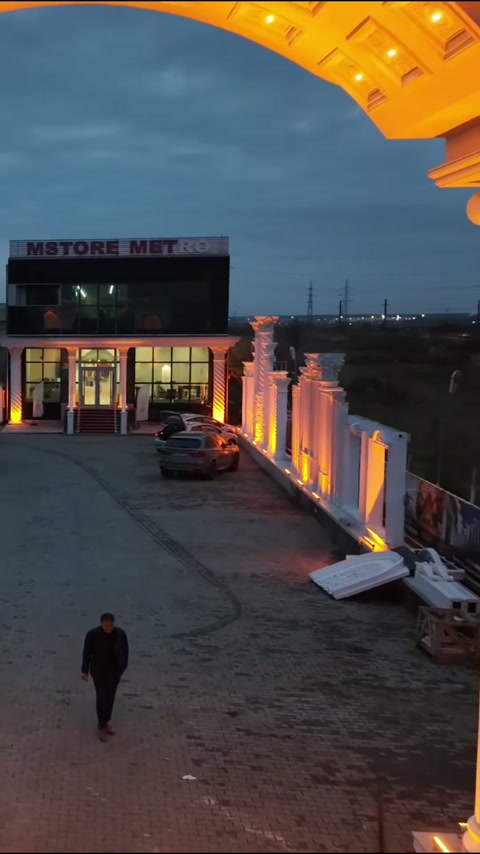 Kemer tavanındaki kasetli süslemeler, sıcak aydınlatma altında belirginleşiyor