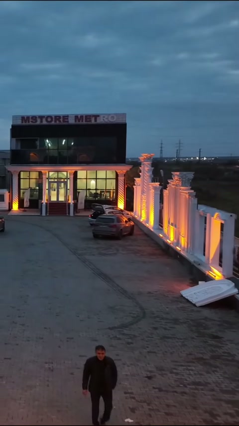 Aydınlatmalı çevre kolonları, iş yeri girişine uzanan yolu sınırlıyor