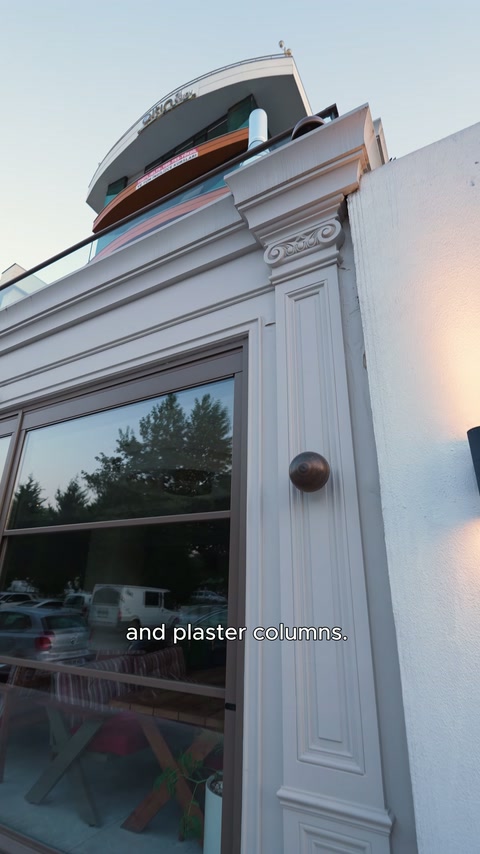 Pencere köşesindeki yivli pilaster, İyon başlık ve üst silme tamamlanmış