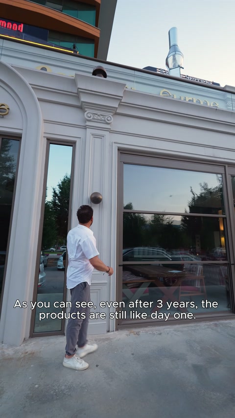 Geniş pencere çevresindeki pilaster başlığı ve üst profiller inceleniyor