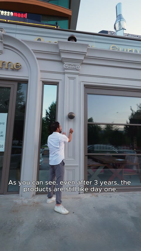 Tamamlanmış pencere sövesi, yivli pilaster ve yatay silmeler gösteriliyor