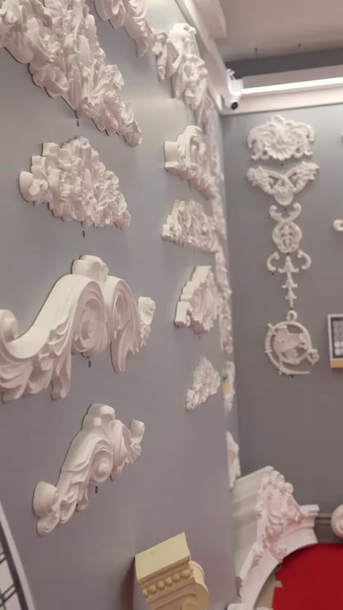 Çiçekli ve kıvrımlı beyaz motif modellerinin detayları yakından görülüyor