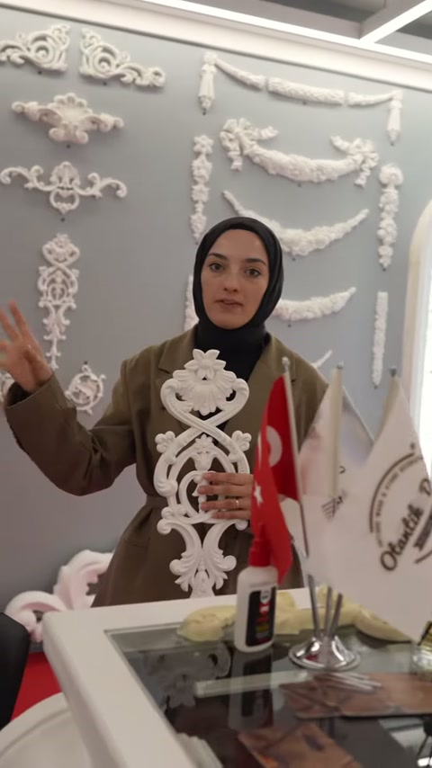 Uzun klasik motif, farklı duvar bezemeleriyle birlikte gösteriliyor