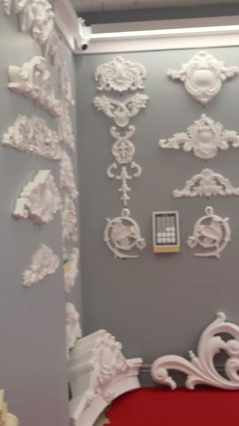 Beyaz motif çeşitleri sütun yanında geniş açıyla görüntüleniyor