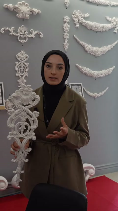 Sunucu kabartmalı parçayı tutarak motif seçeneklerini anlatıyor