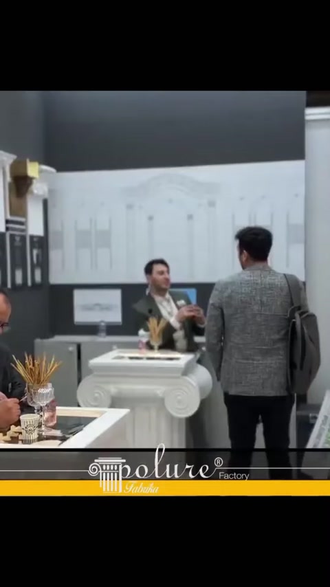 Volütlü dekoratif konsol örneği ve arka plandaki teknik çizimler