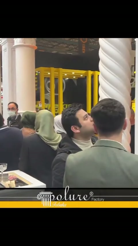 Fuar kalabalığı, yüksek klasik sütunların kurduğu giriş altında toplanıyor