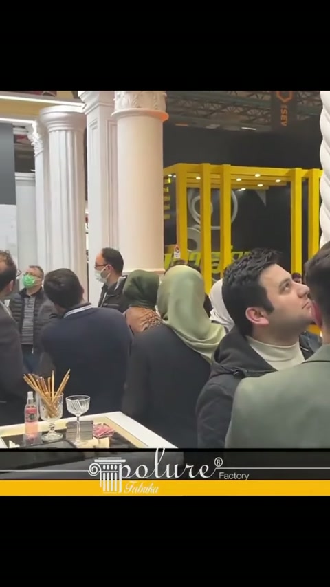 Ziyaretçiler burgulu ve düz sütunların bulunduğu sergi alanında buluşuyor