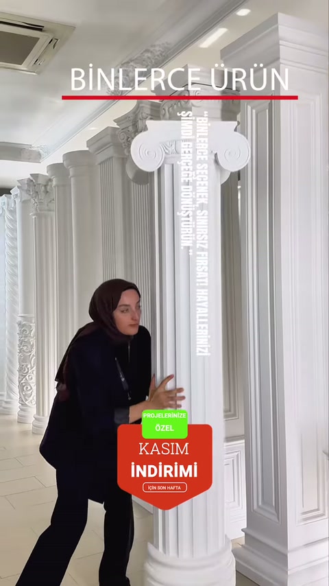Yivli beyaz sütun ve İyon başlığı showroom içinde sergileniyor