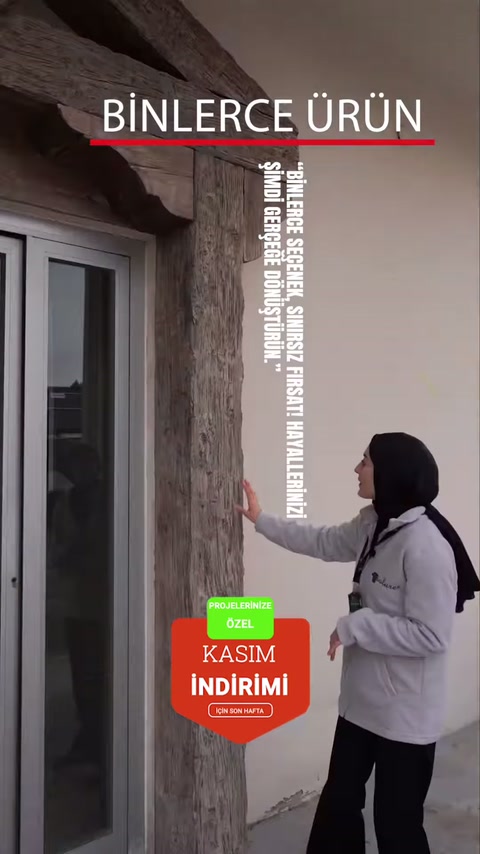 Pencere çevresindeki koyu ahşap görünümlü kiriş kaplaması inceleniyor
