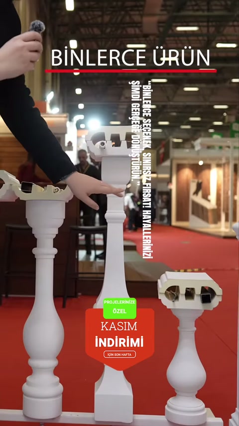 Farklı biçimlerdeki beyaz dekoratif korkuluk babaları fuar standında tanıtılıyor