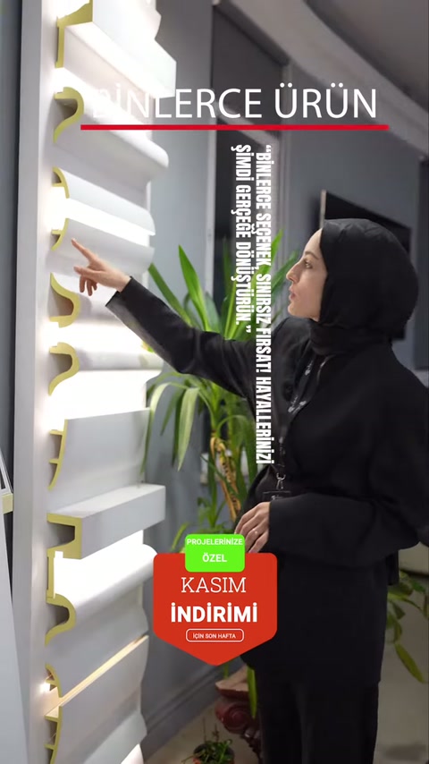 Aydınlatmalı raftaki farklı beyaz kartonpiyer profilleri elle işaret ediliyor