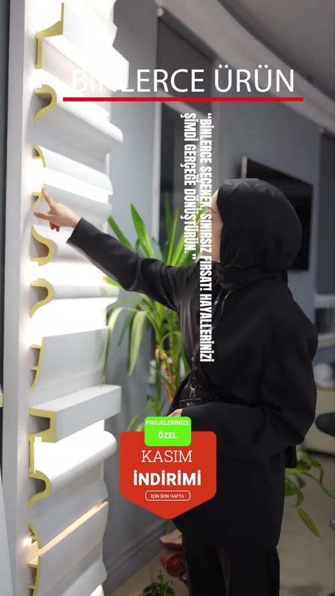 Katmanlı beyaz dekoratif profiller showroom raflarında yakından inceleniyor
