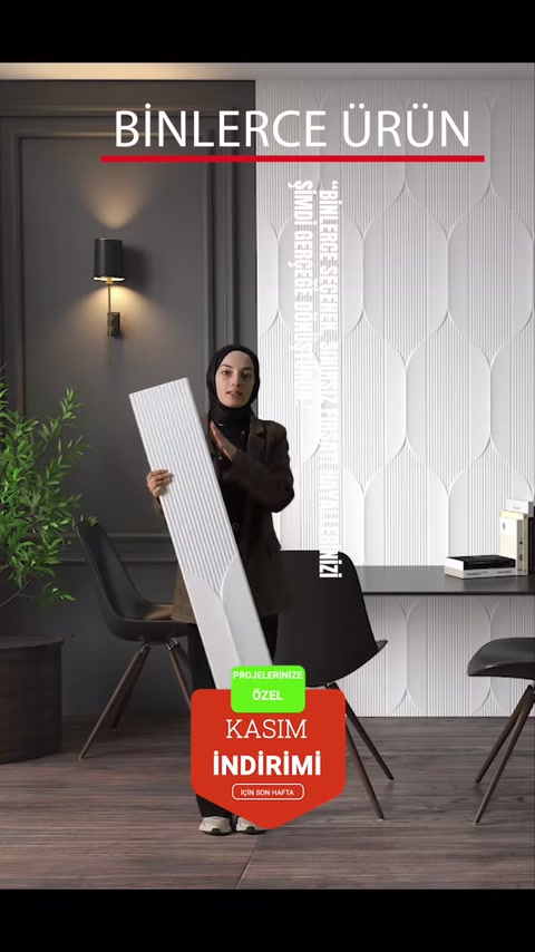 Uzun beyaz duvar paneli modern iç mekânda dik tutularak sergileniyor
