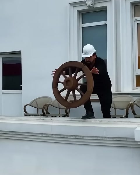 Dekoratif tekerlek motifi üst cephede sergileniyor