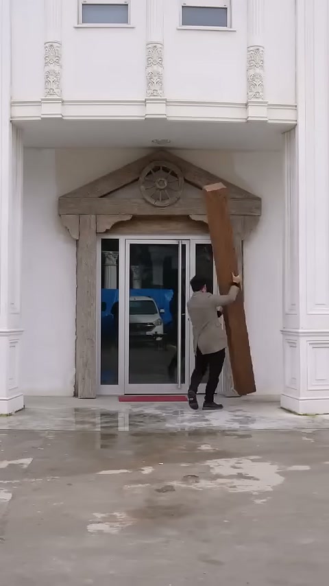 Usta dikey kiriş parçasını kapının sağ yanında tutuyor.