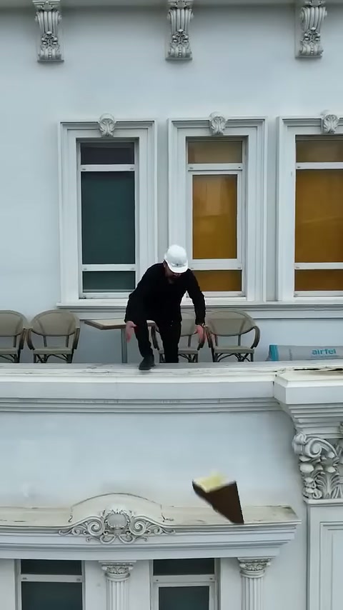 Üst kattaki usta dekoratif parçayı aşağıdaki çalışma alanına bırakıyor.