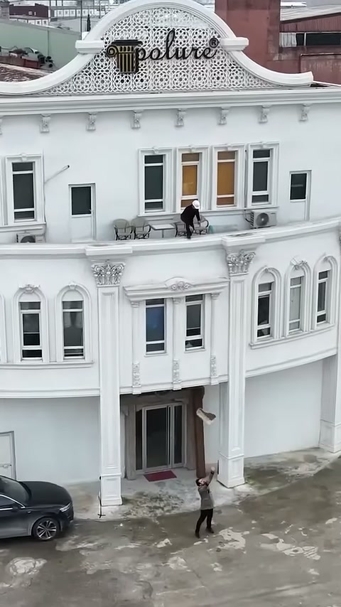 Usta aşağıdan uzanarak terastan gelen dekoratif parçayı karşılıyor.