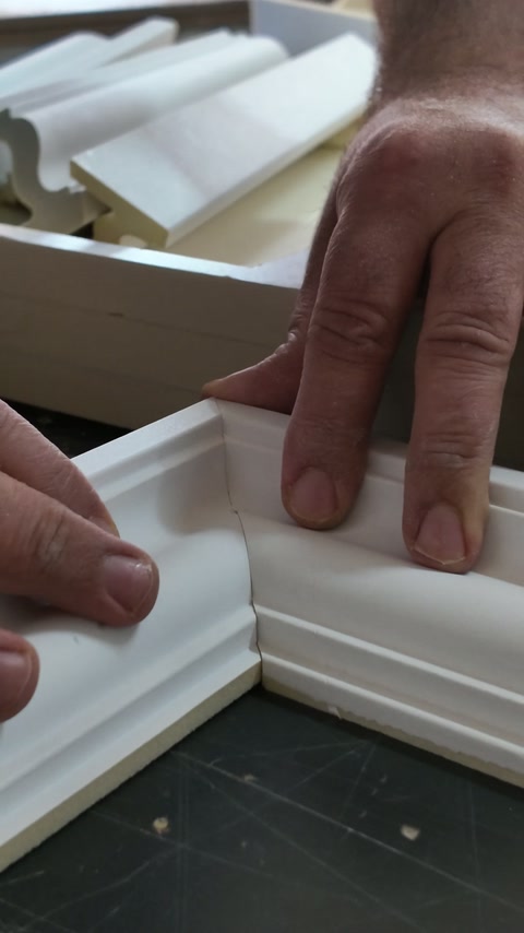 Dekoratif profil köşesi çizgiler eşleşecek biçimde birleştiriliyor