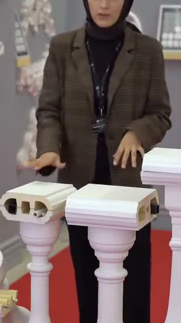 Sunucu, geniş kapaklı küpeşte profilinin yüzeyini eliyle gösteriyor.
