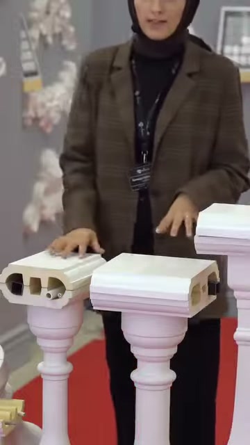 Kanallı ve kapaklı küpeşte örnekleri yan yana inceleniyor.