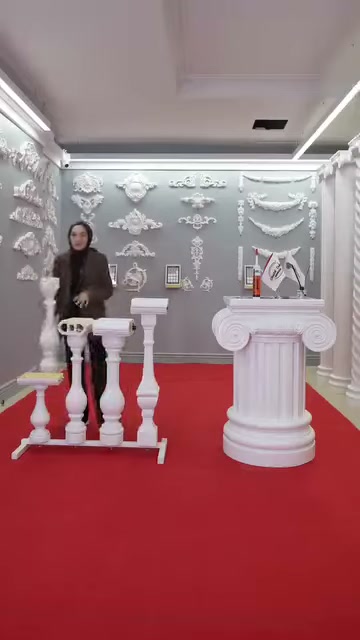 Sergi alanında badastrol takımı, korkuluk elemanları ve sütun bulunuyor.