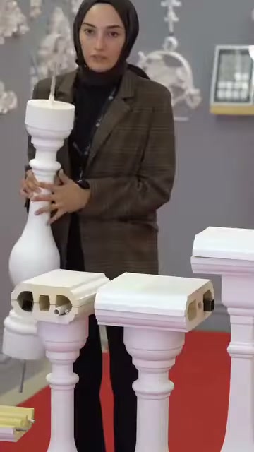 Uzun dekoratif badastrol parçası sunucu tarafından dikey tutuluyor.