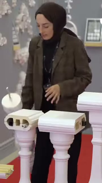 Sunucu badastrol parçasını tezgâhtaki profil örneklerine doğru indiriyor.
