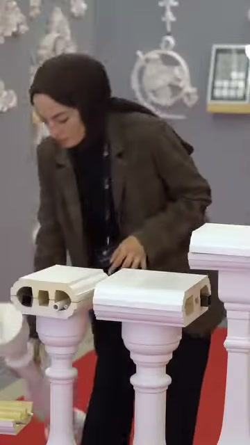 Dikey dekoratif parça, kesitli küpeşte örneğinin yanında konumlandırılıyor.