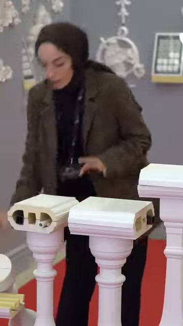 Kesitli küpeşte ve kapaklı profil, stand üzerinde birlikte inceleniyor.