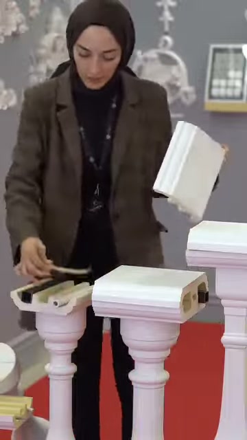 Ayrılmış beyaz kapak ve kanal bileşenleri birlikte gösteriliyor.