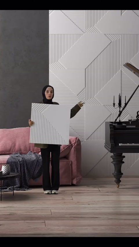 Sunucu, kabartmalı paneli uygulama örneğinin önünde iki eliyle taşıyor