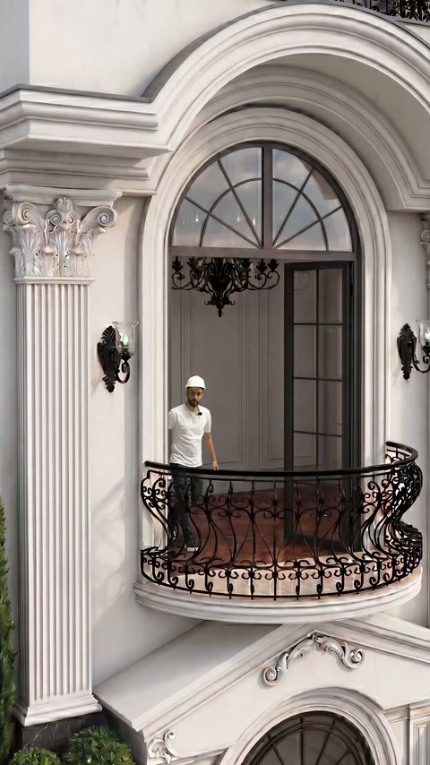 Kemerli balkon açıklığında yivli sütunlar ve işlemeli başlıklar sergileniyor