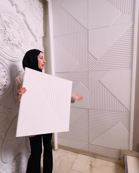 60x60 cm poliüretan panel farklı açıyla duvar önünde tutuluyor