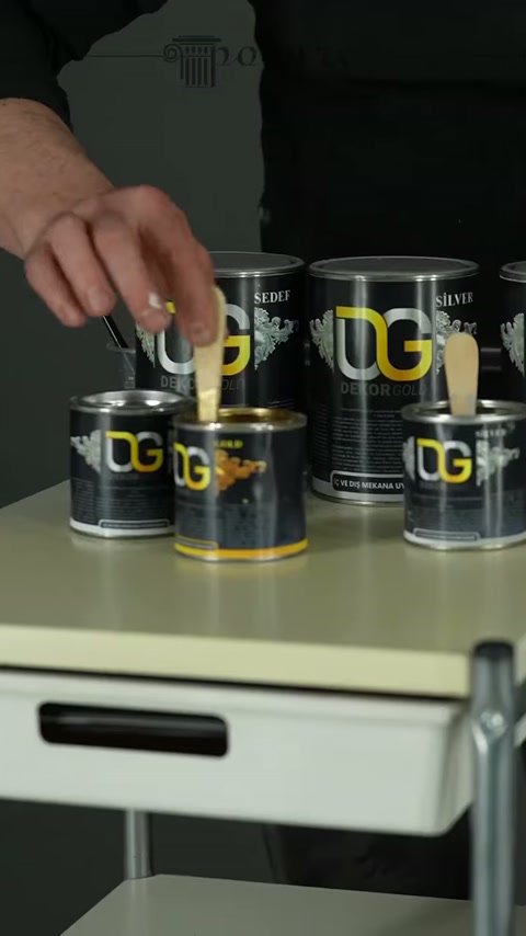 Dekoratif boya kutuları çalışma tezgâhında uygulama için hazırlanıyor