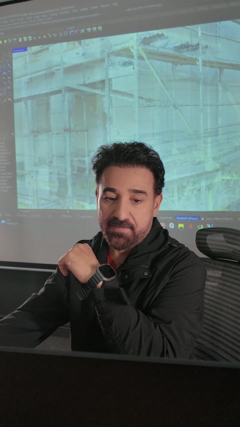 Görevli dizüstü bilgisayar başında tarama sonuçlarını ekrandan değerlendiriyor.