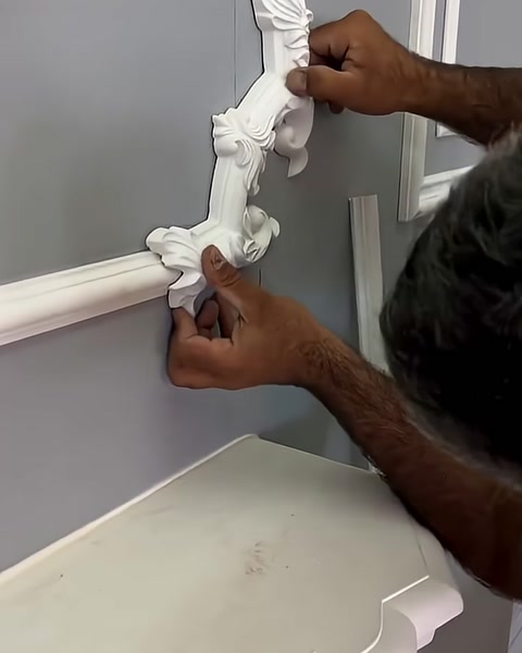 Yapraklı köşe parçası yatay ve dikey hatlara birlikte hizalanıyor.