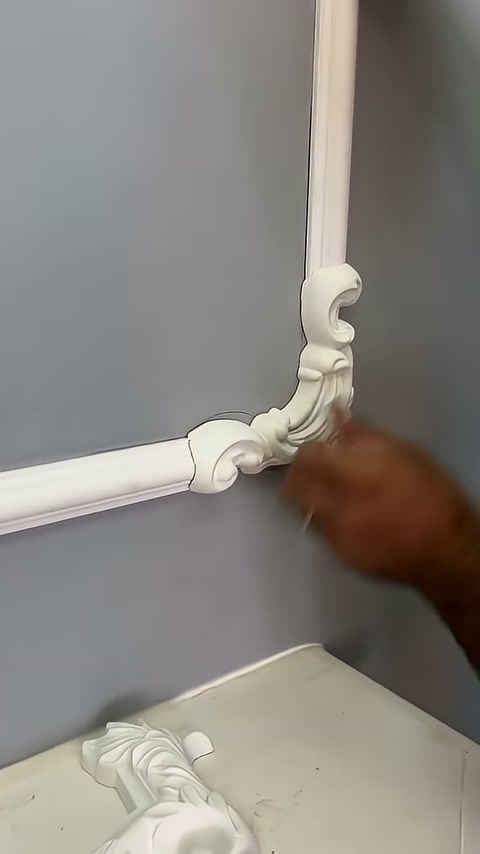 Usta süs elemanını dikey profil boyunca yukarı doğru hizalıyor