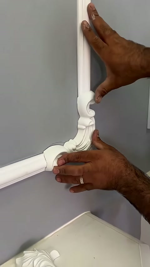Usta köşe motifini dikey ve yatay çıtalara bastırıyor