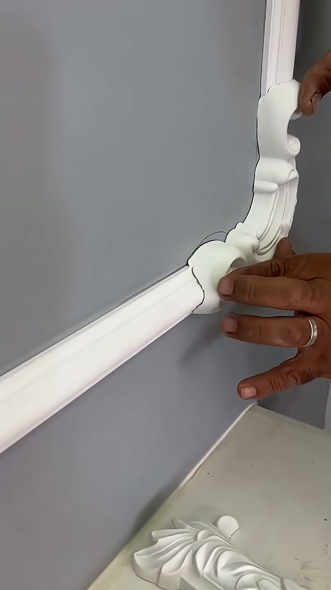 Kıvrımlı köşe elemanı gri duvarda iki yönden sabit tutuluyor